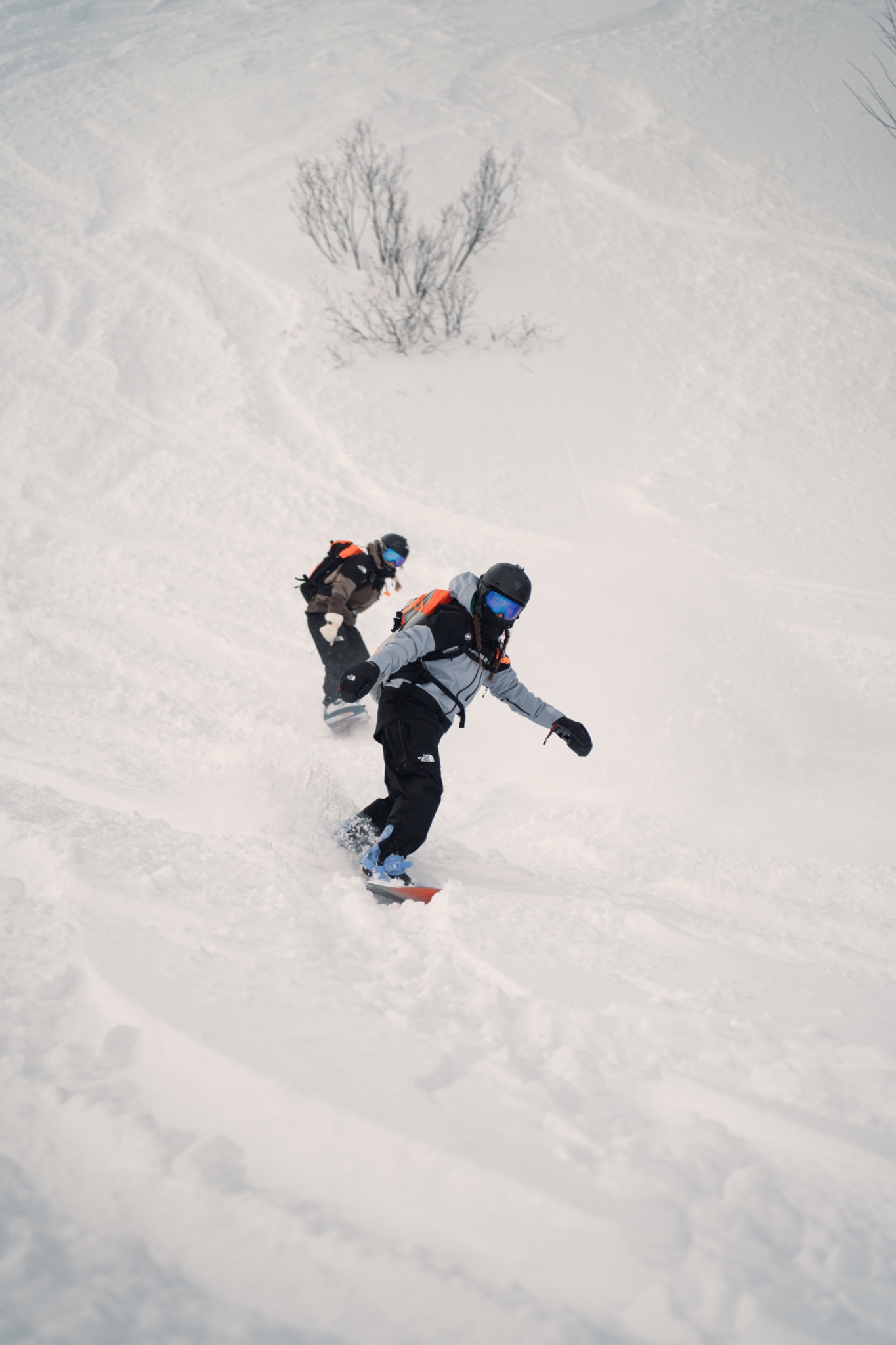 Portrait de Kaatsup et Marion avec leurs snowboards