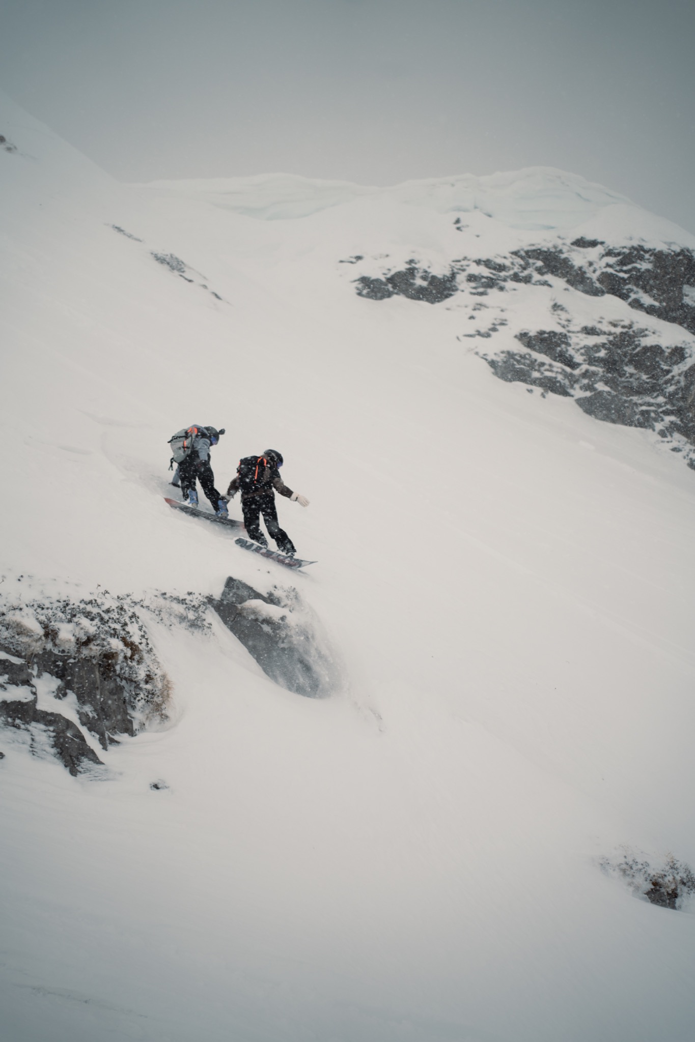 Deux snowboardeuses vues de dos avant la descente