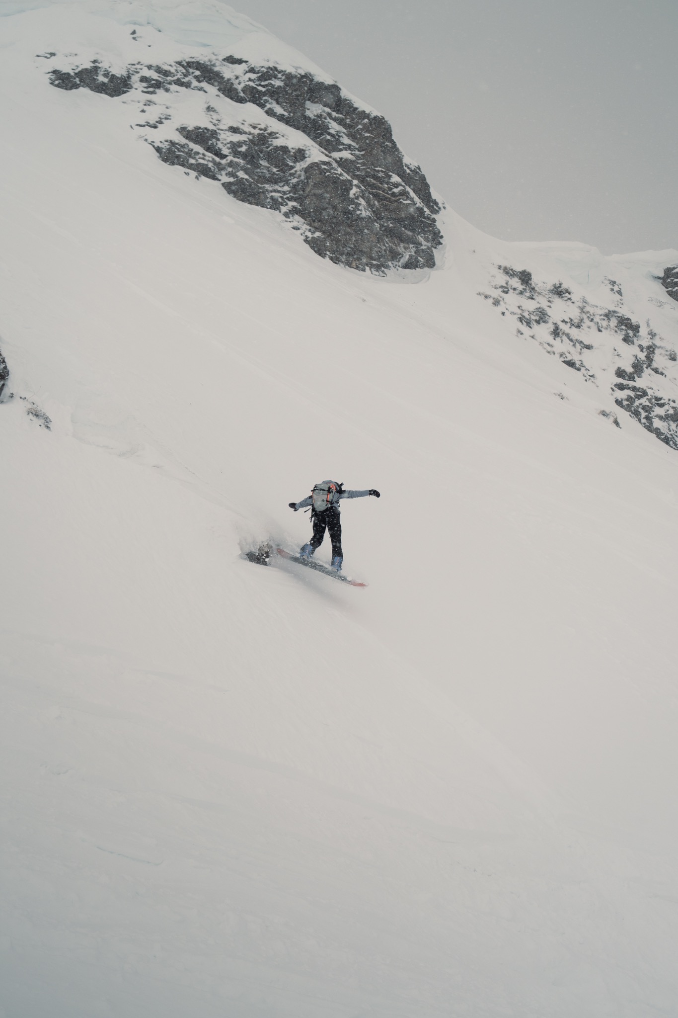 Deux snowboardeuses sur un saut en poudreuse