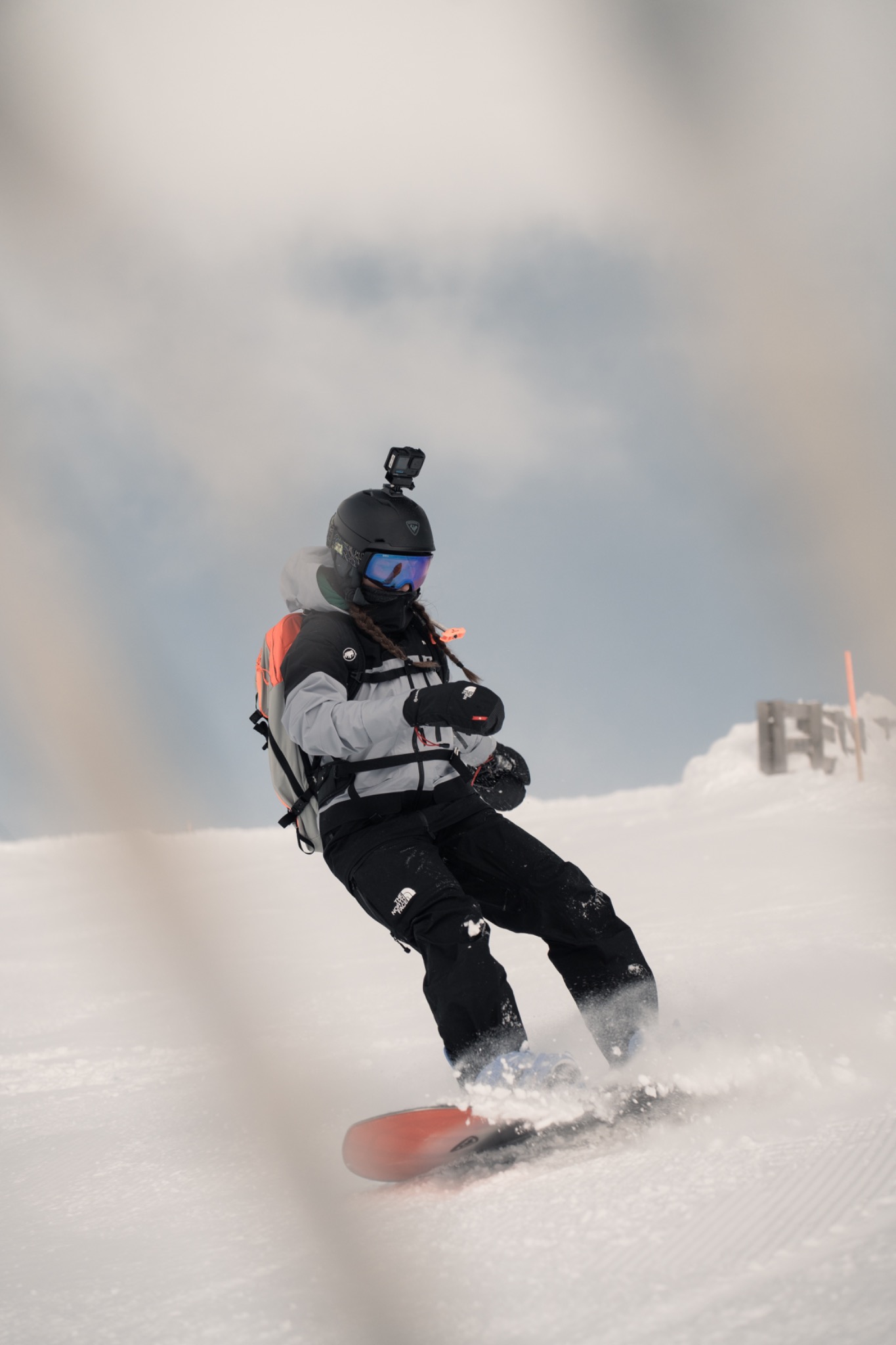 Deux snowboardeuses vues du dessus dans la poudreuse