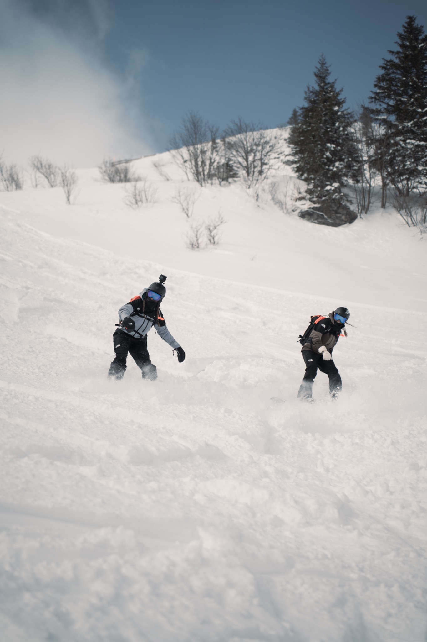 Deux snowboardeuses en descente dans la neige