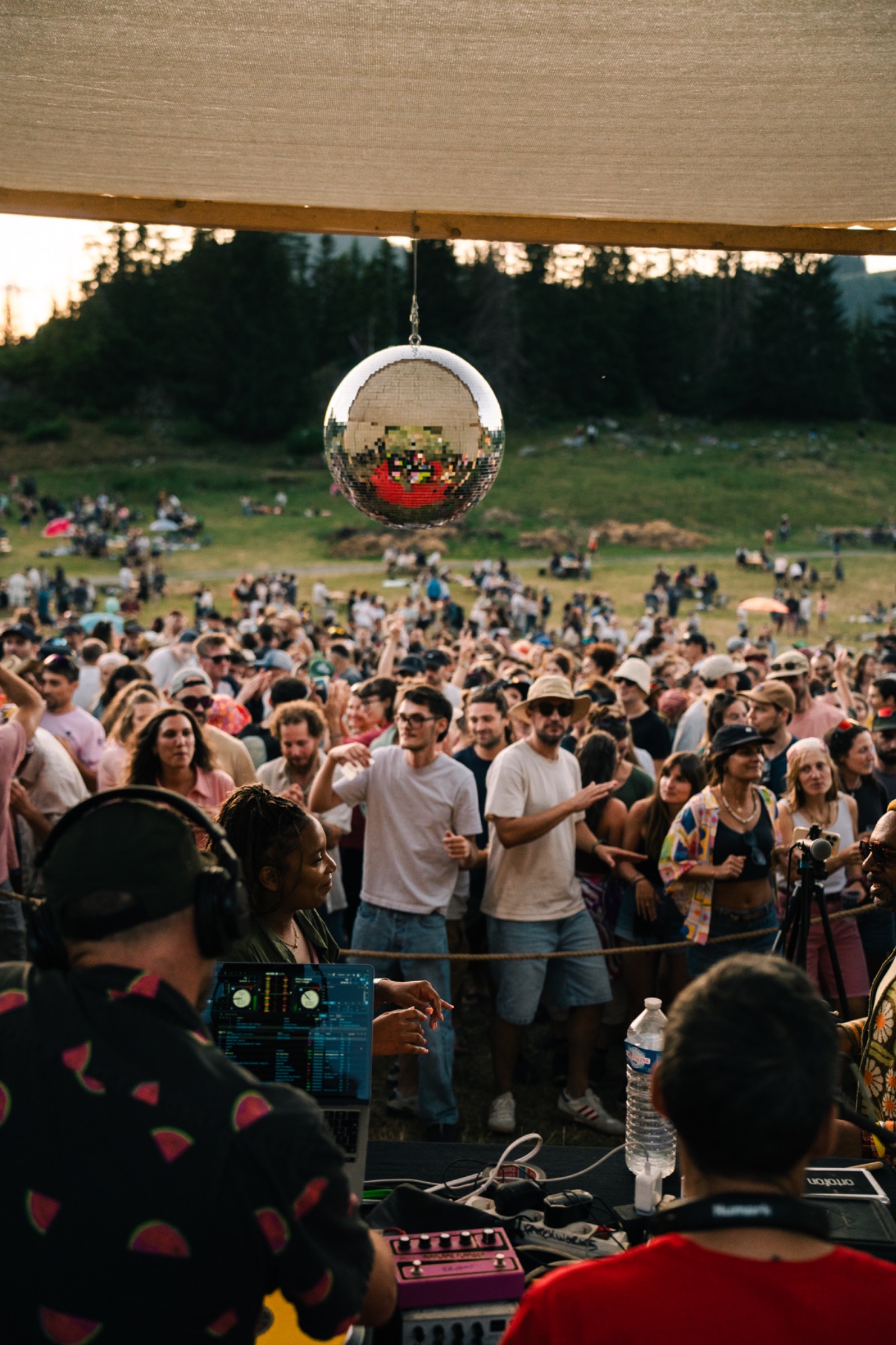 DJ et public au Champ des Platines à La Clusaz