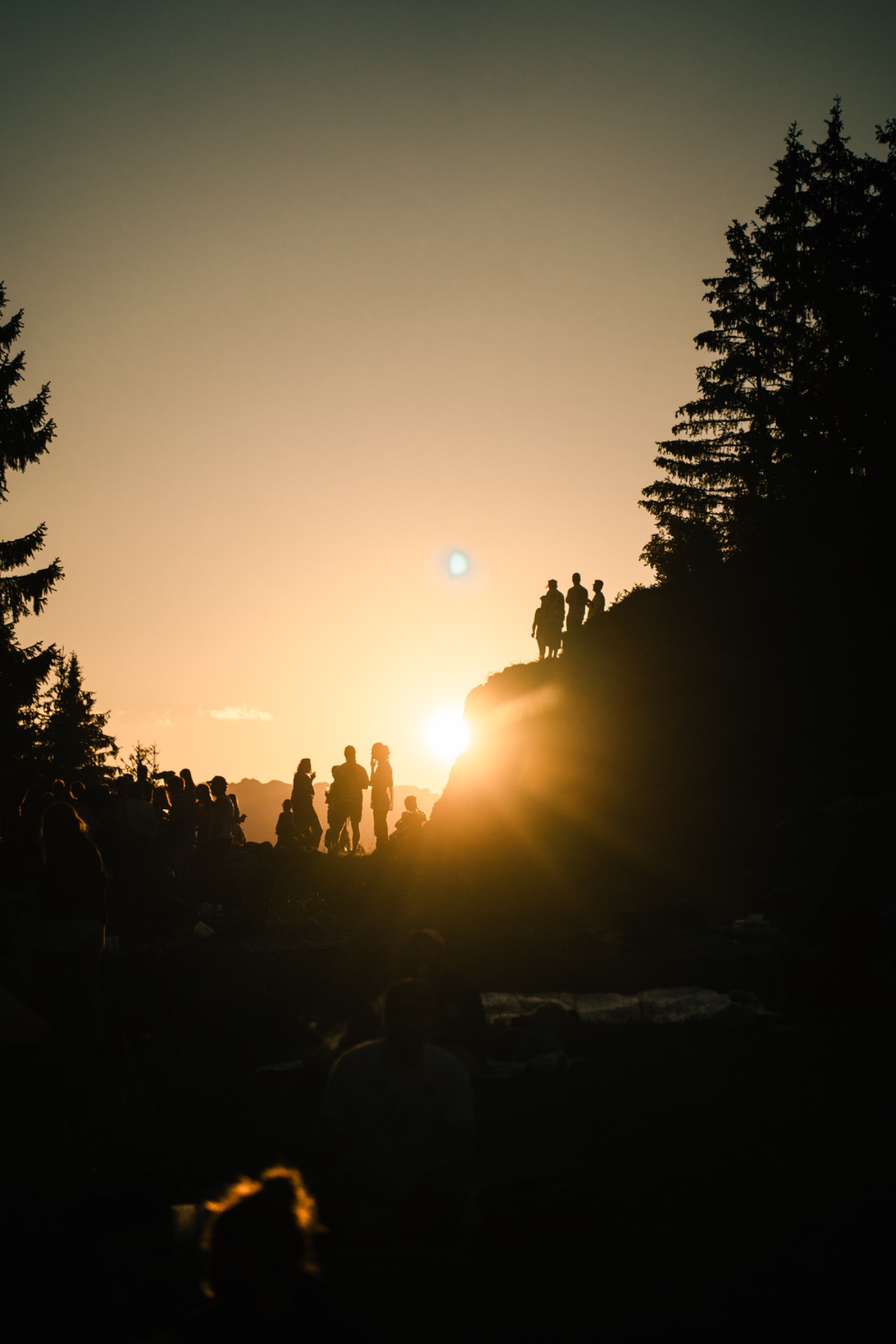 Silhouettes du public au coucher du soleil à La Clusaz