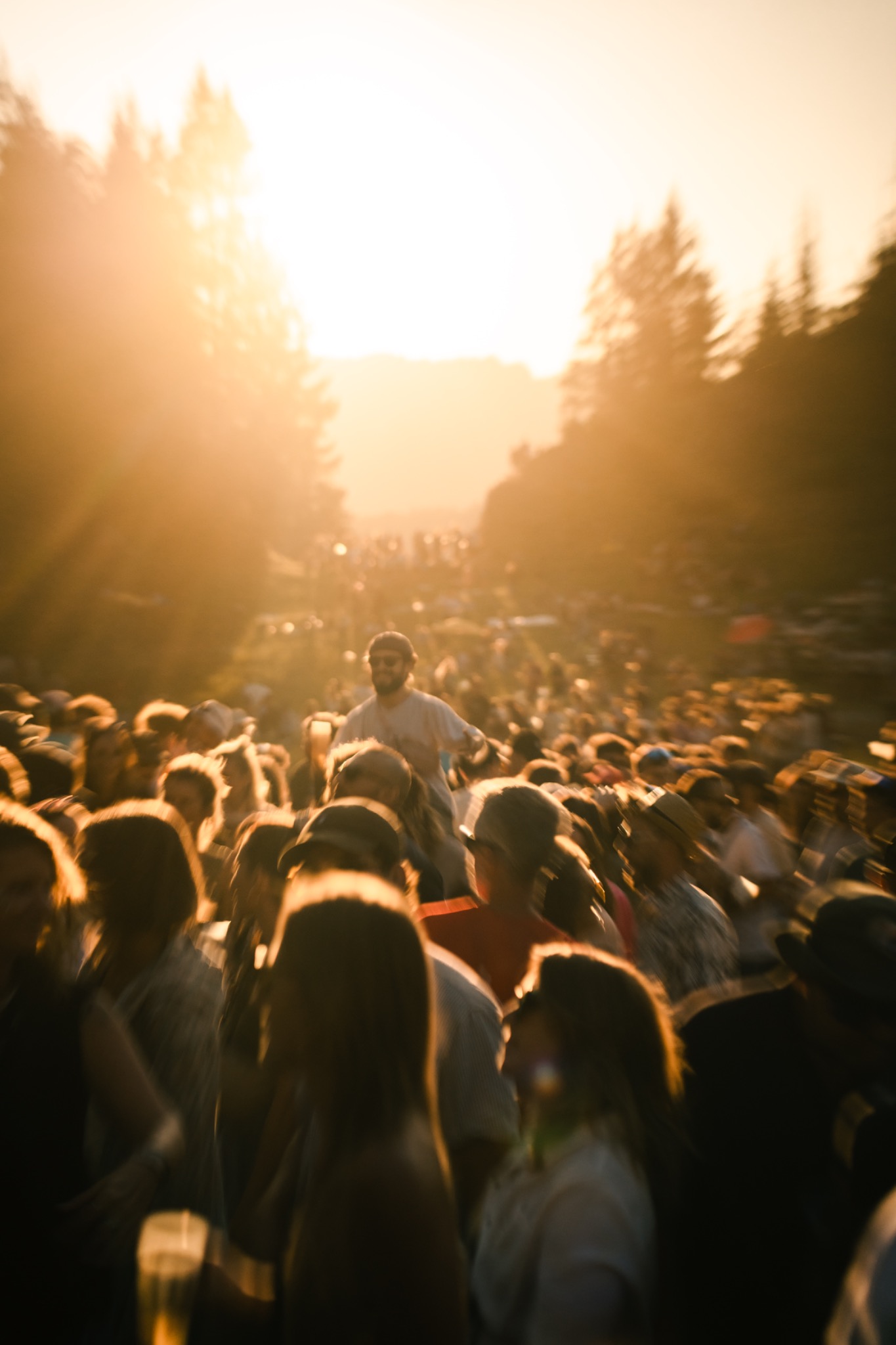 Public dans la lumière dorée au Champ des Platines