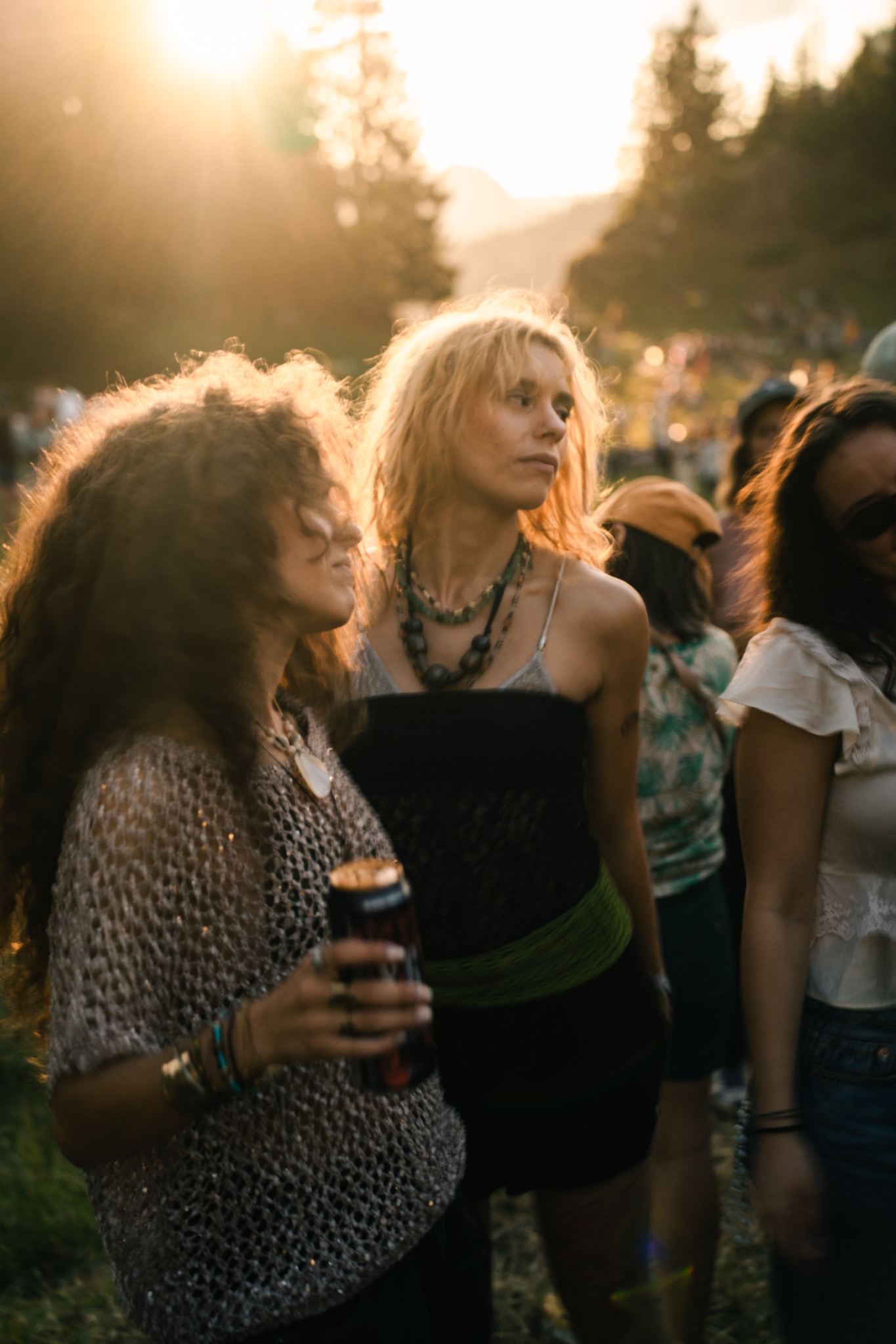 Portraits dans le public au coucher du soleil