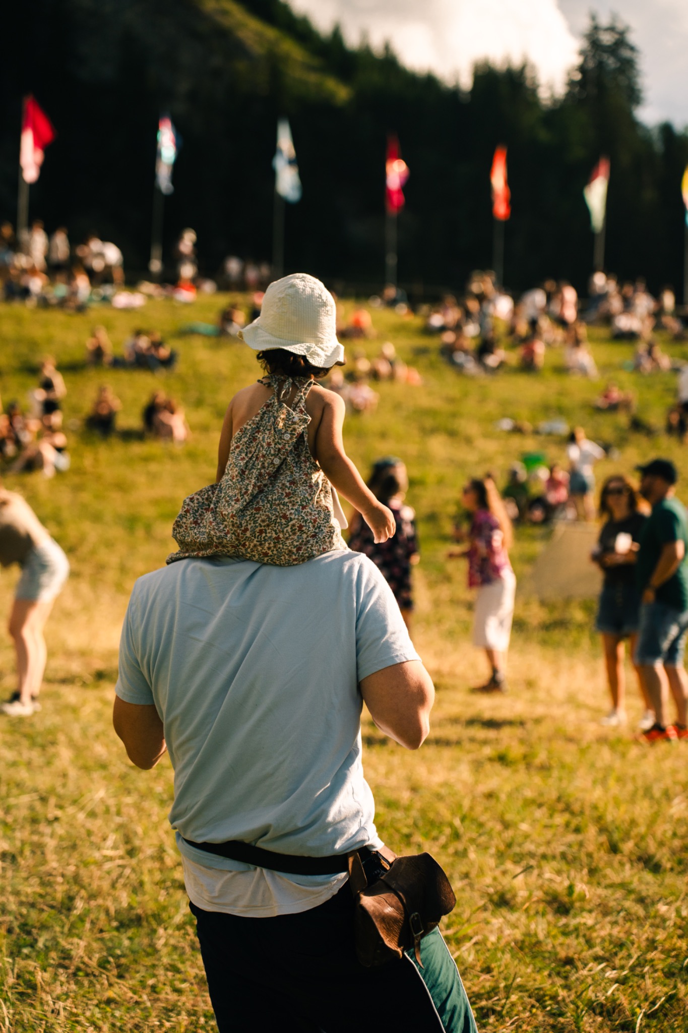 Enfant sur les épaules face à l’événement dans l’alpage