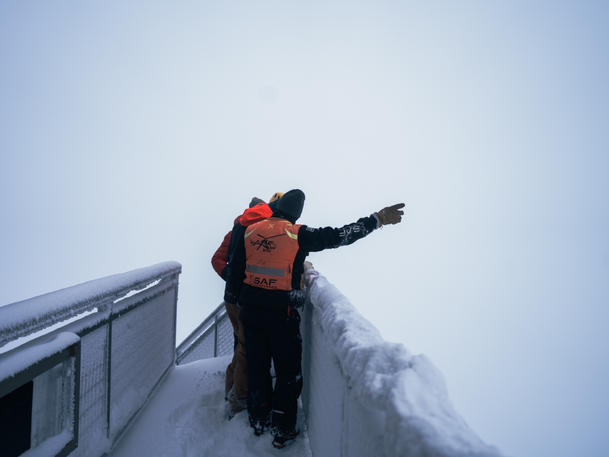 Deux techniciens SAF dans le brouillard à l’Aiguille du Midi