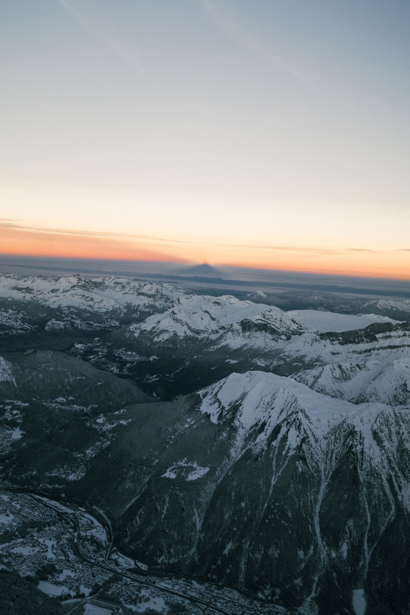 Panorama de montagne au lever du soleil