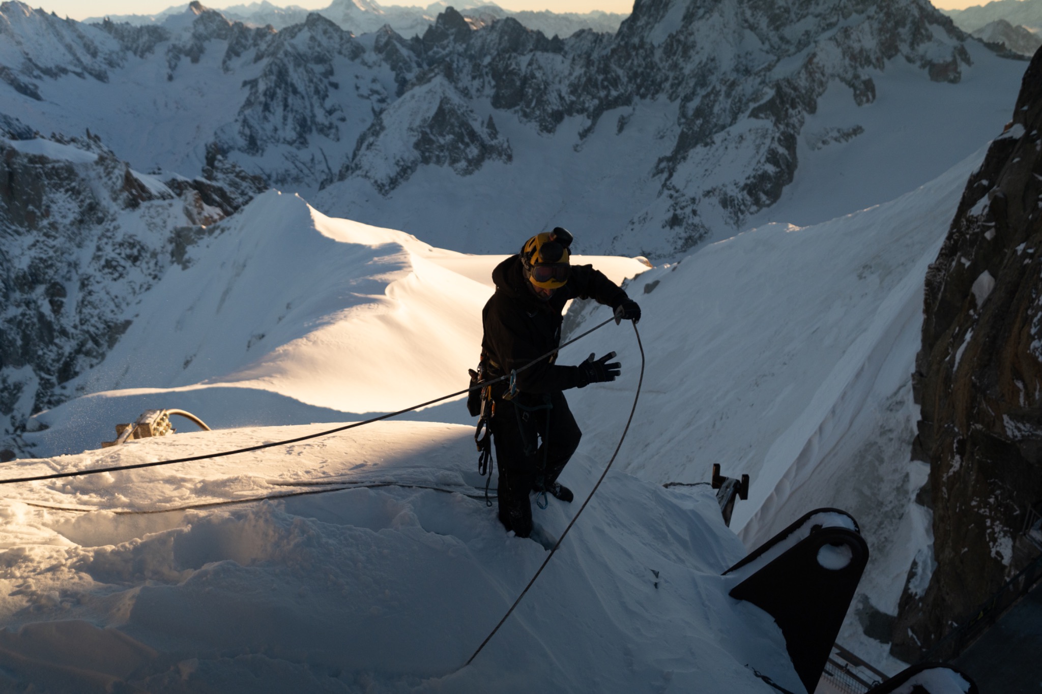 Personne face au lever de soleil en haute montagne
