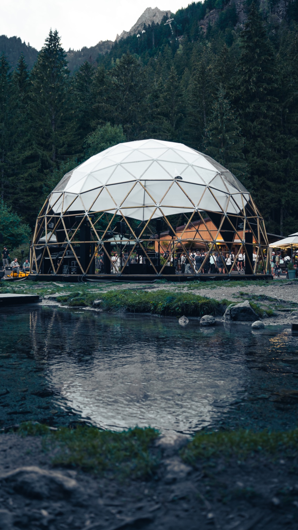 Structure FUGU au bord de l’eau pendant l’événement